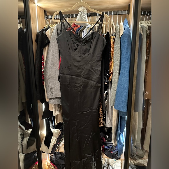 Long Satin Dress with tulle front and a deep back details - Picture 3 of 9